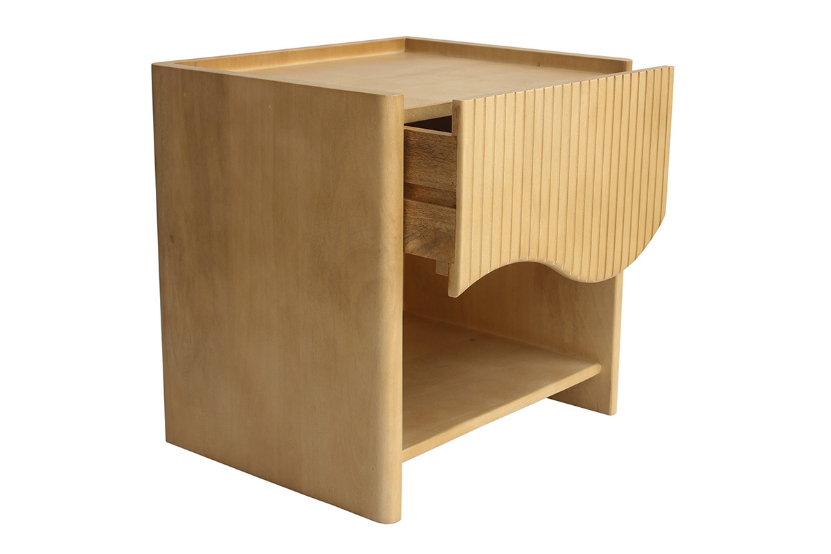 Nachttisch aus Mangoholz, Dreiviertelansicht, mit gewellter Schublade.