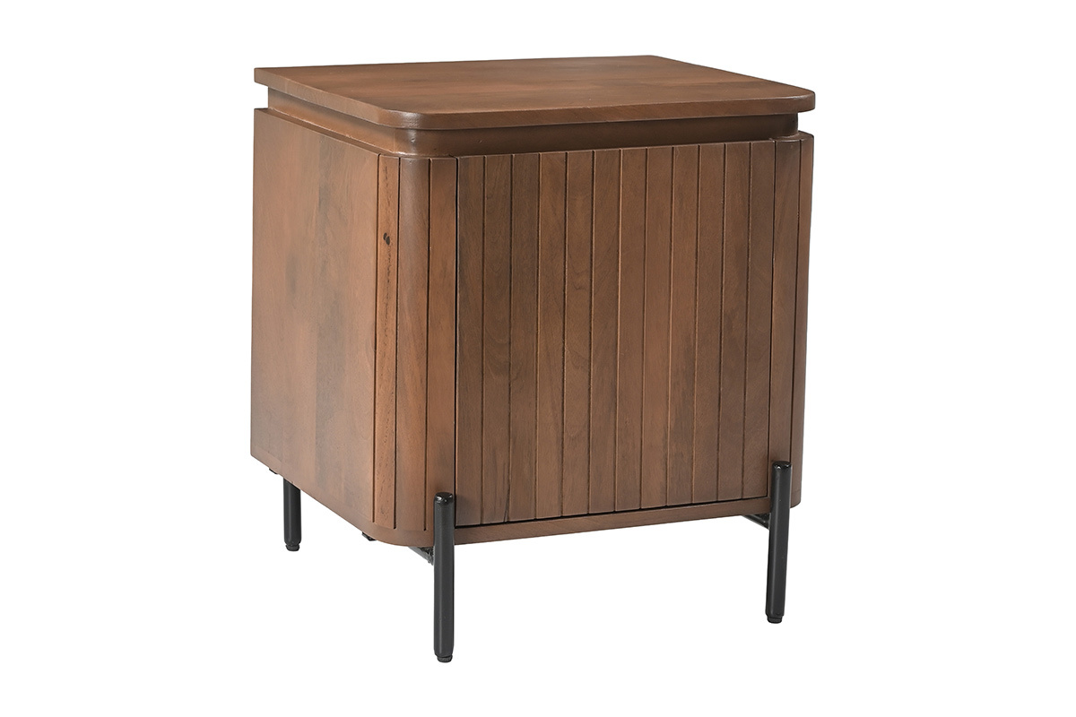 Nachttisch aus Mangoholz mit geriffelter T�r und schwarzen Metallf��en, Dreiviertelansicht.