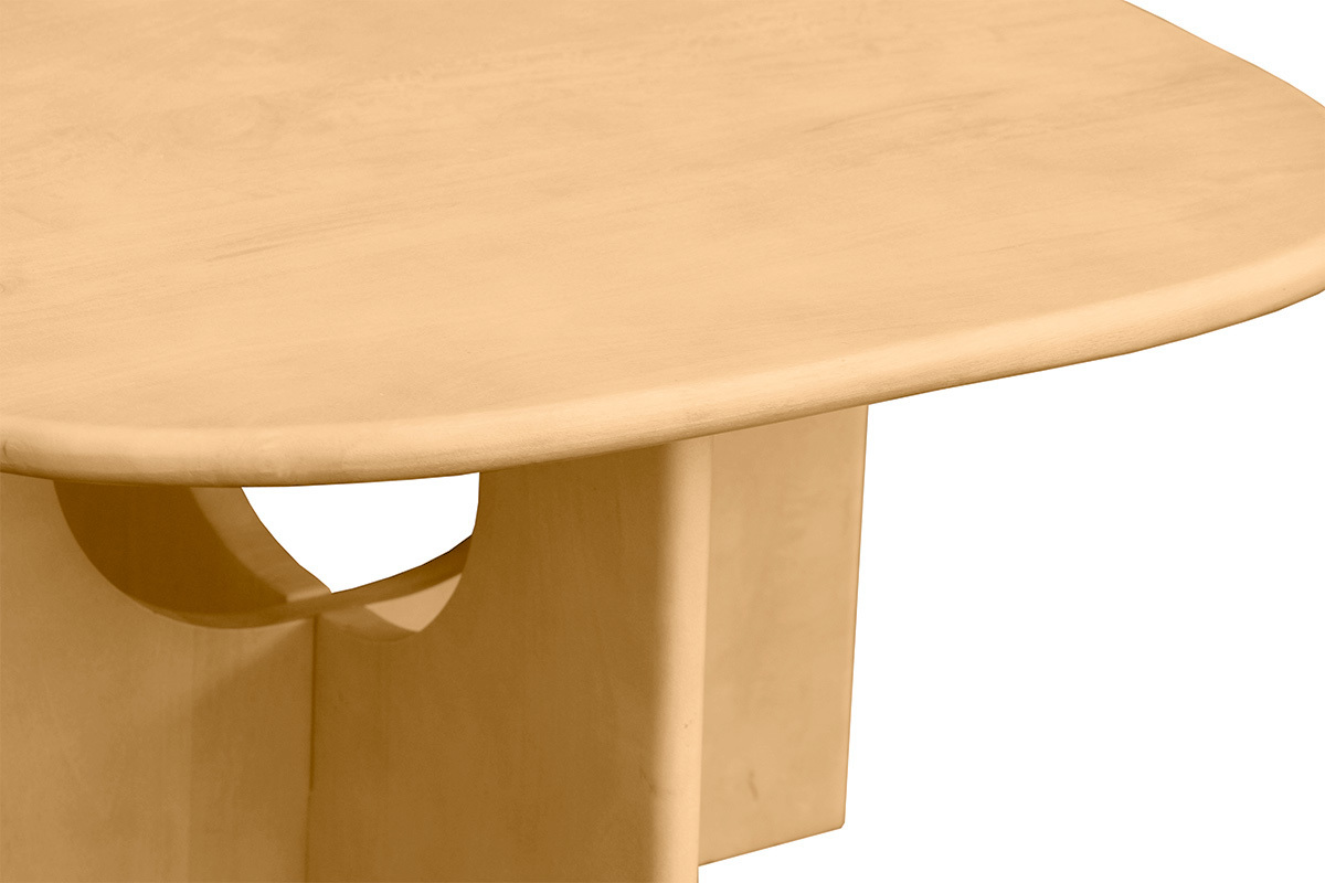 Quadratischer Couchtisch aus massivem Mangoholz, Nahaufnahme der Tischplatte und der abgerundeten Kanten.