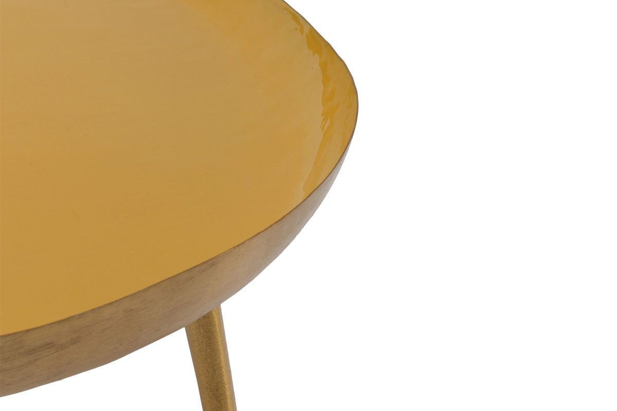 Niedriger Design-Tisch aus gelb lackiertem Stahl DROP