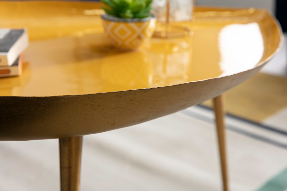 Niedriger Design-Tisch aus gelb lackiertem Stahl DROP