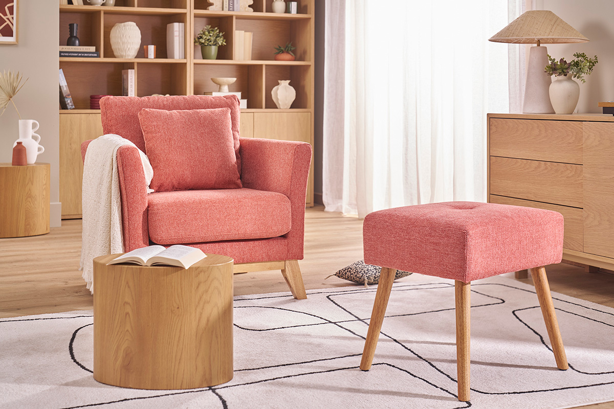 Terrakotta-Hocker und helles Holz in einem gem�tlichen Wohnzimmer mit Sessel und Holzm�beln.