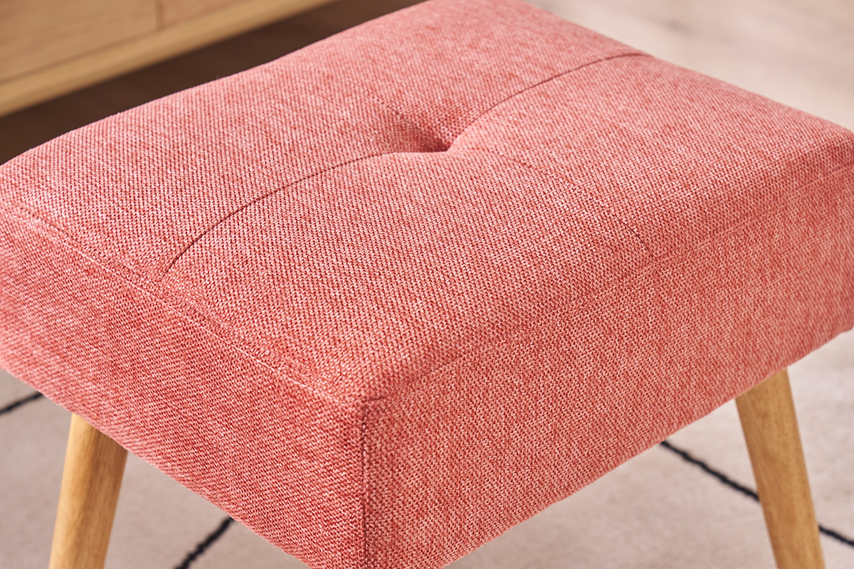 Hocker aus Stoff in Terrakotta-Samt-Optik mit hellen Holzbeinen.
