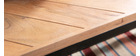 Niedriger Tisch modern aus Akazienholz und schwarzem Metall STICK