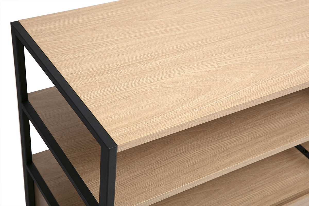 Nahaufnahme der niedrigen Anrichte MAXENCE aus hellem Holz und schwarzer Metallstruktur.