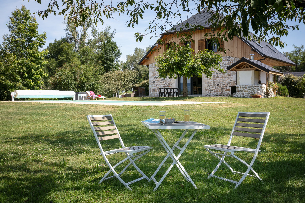 Outdoor-Esszimmer mit Tisch und 2 Klappsthlen Wei und Grau MOJITO