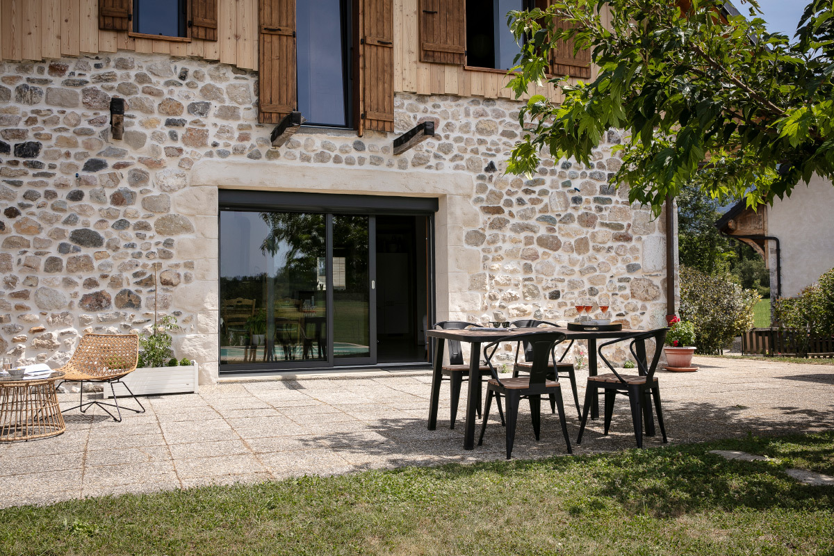 Outdoor-Esszimmer mit Tisch und 4 Sthlen aus Holz und schwarzem Metall BERLINER