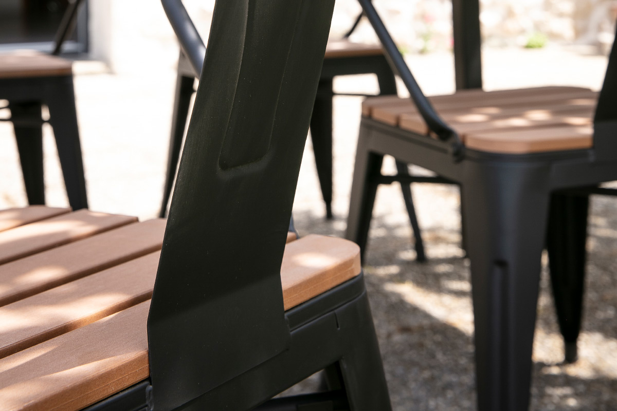 Outdoor-Esszimmer mit Tisch und 4 Sthlen aus Holz und schwarzem Metall BERLINER