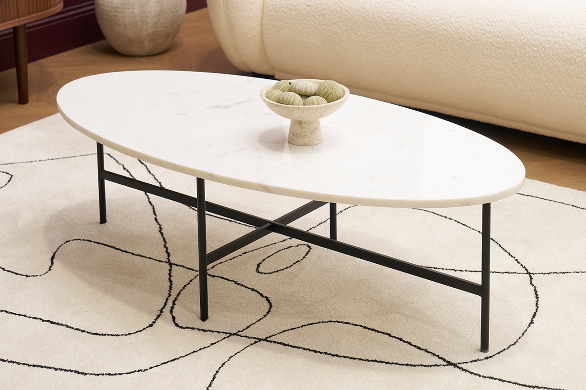 Ovale Couchtisch aus weiem Marmor und schwarzem Metall L115 cm CARRARE
