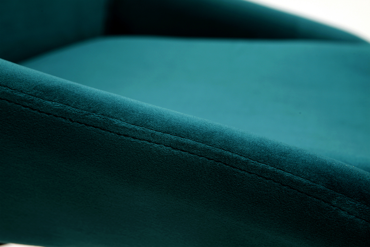 Nahaufnahme des petrolblauen Samtstoffs des HOLO-Stuhls.