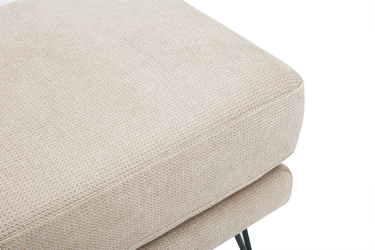 Nahaufnahme des beigefarbenen Chenille-Hocker-Fu�hockers mit Metallgestell