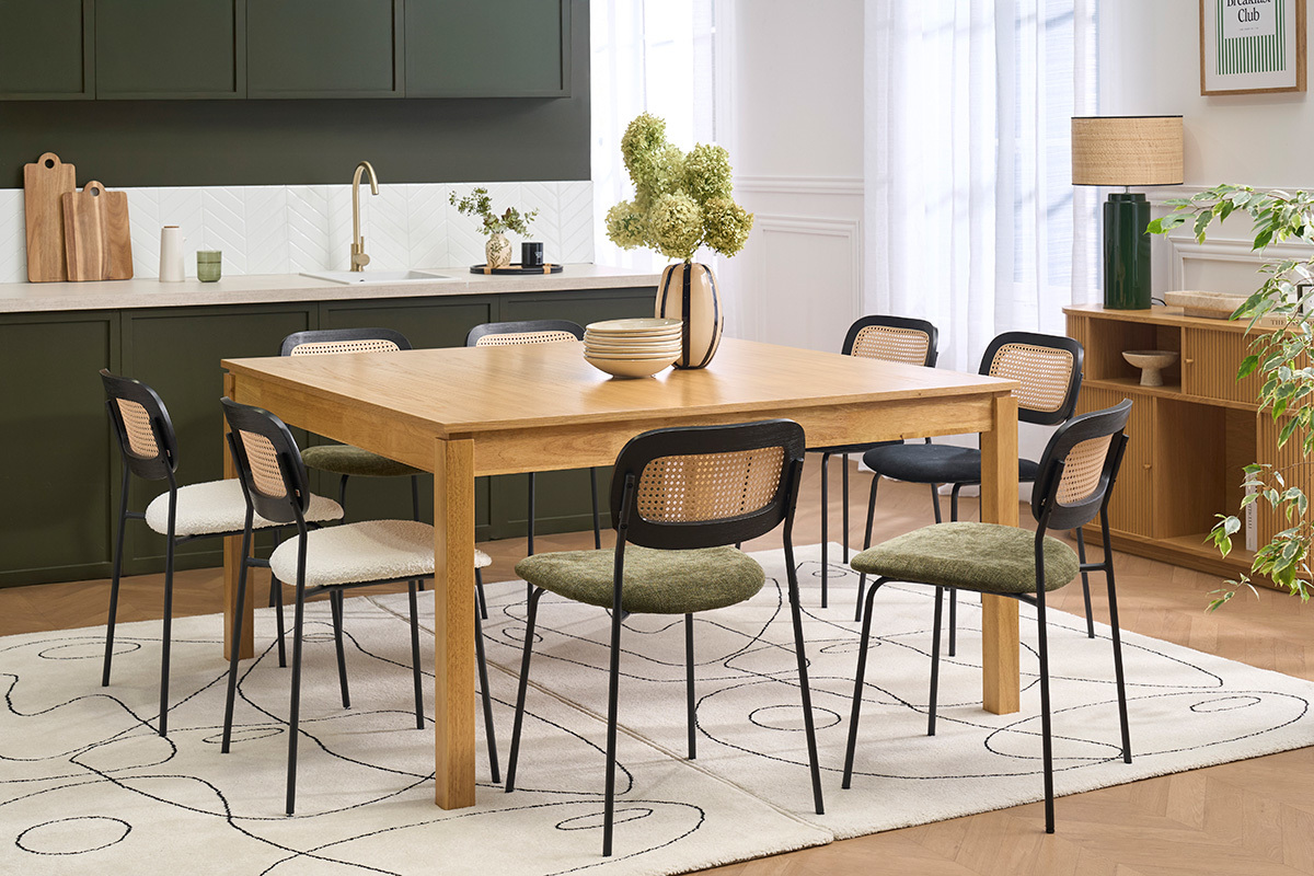 Quadratischer Esstisch aus hellem Holz mit St�hlen in einem modernen Esszimmer.