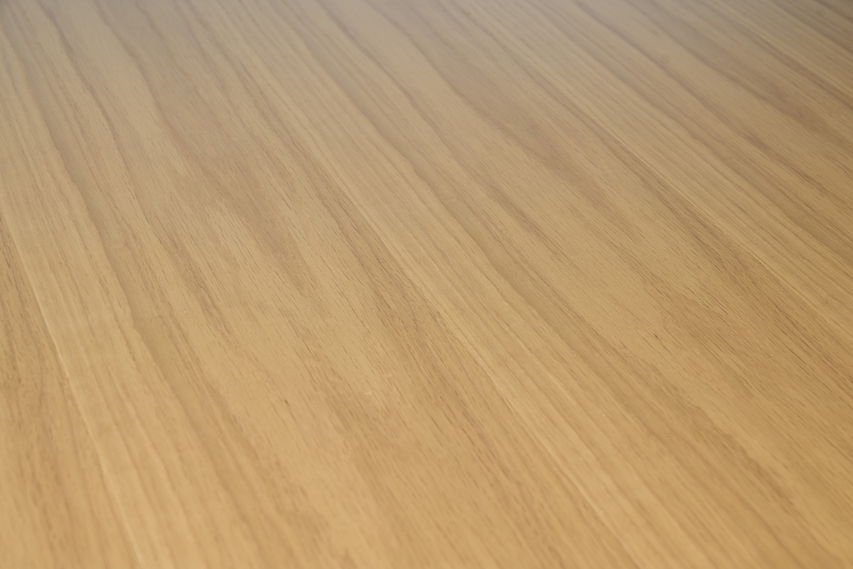 Helle Holzoberfl�che der Tischplatte des quadratischen Esstisches SYLVA.