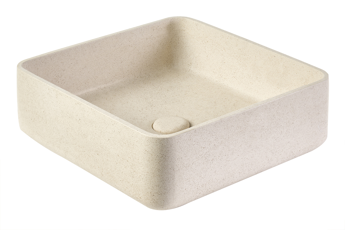 Quadratisches Waschbecken aus beigem Naturstein, 3/4-Ansicht, matte Oberfl�che.