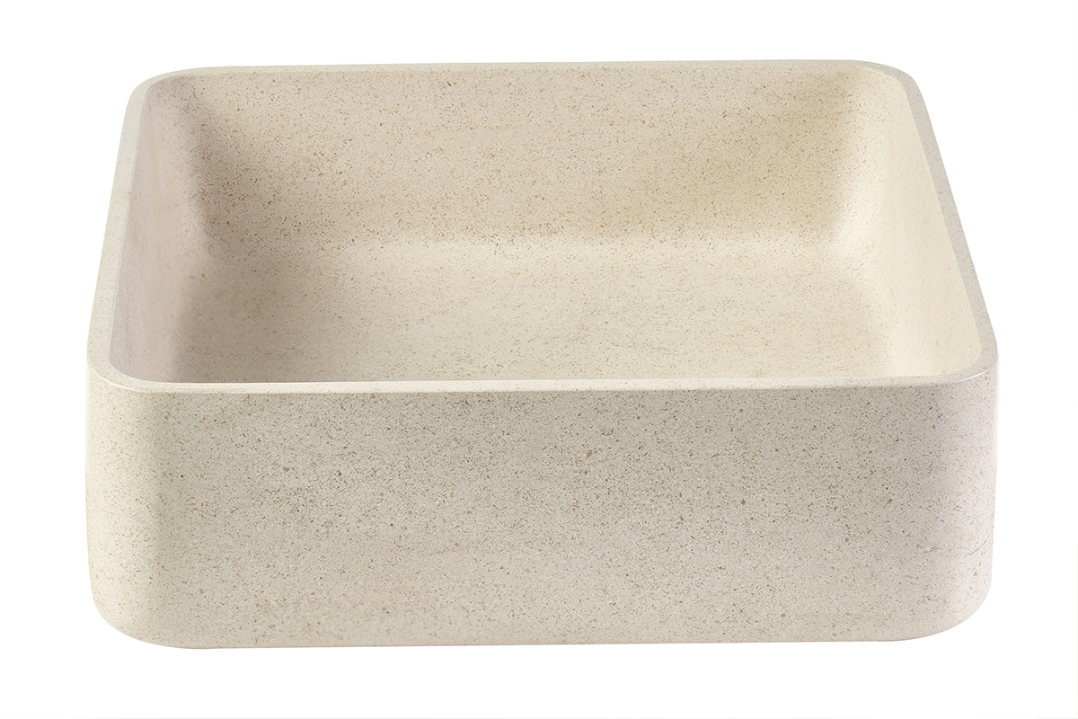 Quadratisches Waschbecken aus beigem Naturstein, Frontansicht, minimalistisches Design