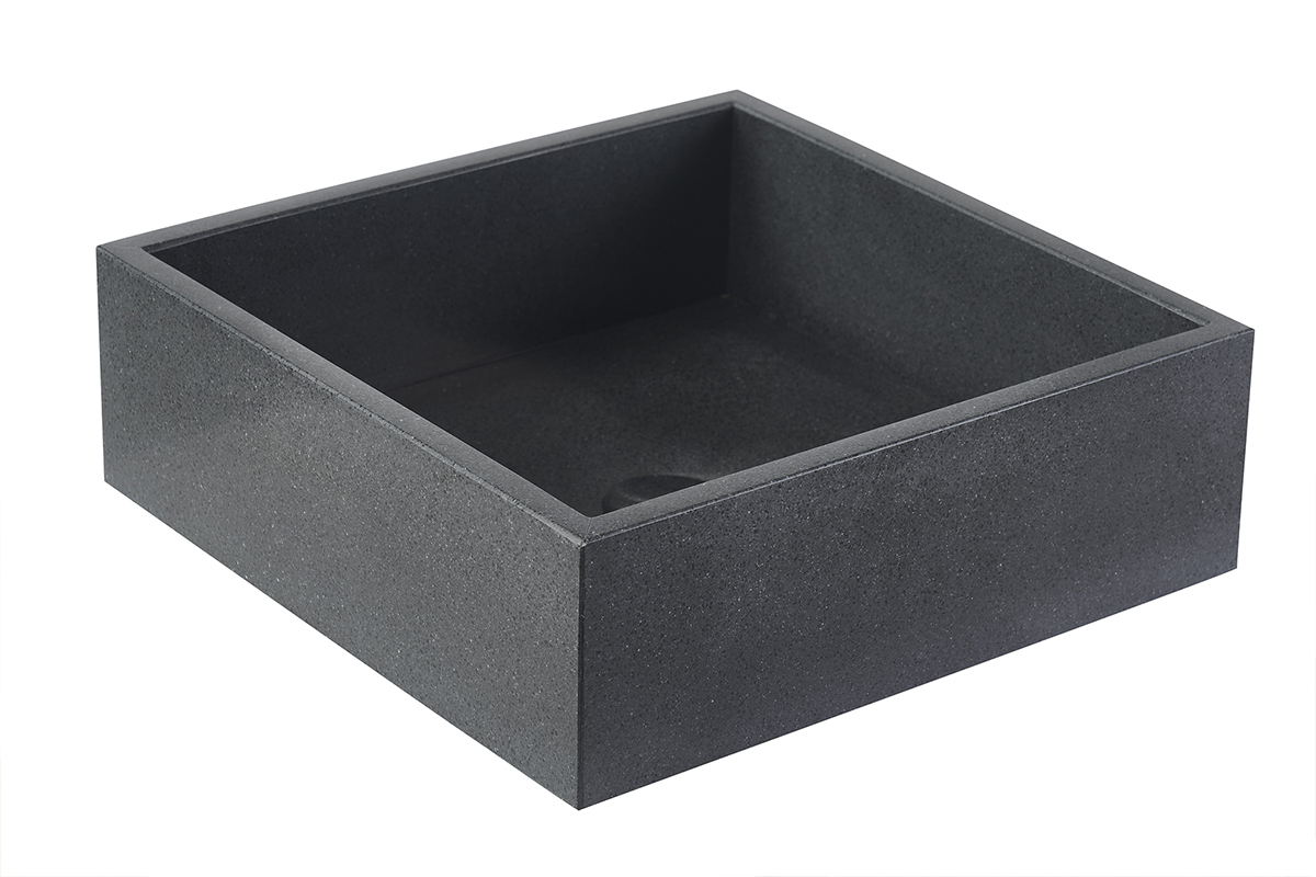 Quadratische Waschschale aus schwarzem Terrazzo, 3/4-Ansicht mit wei�em Hintergrund, Ma�e L40 x T40 x H13 cm.