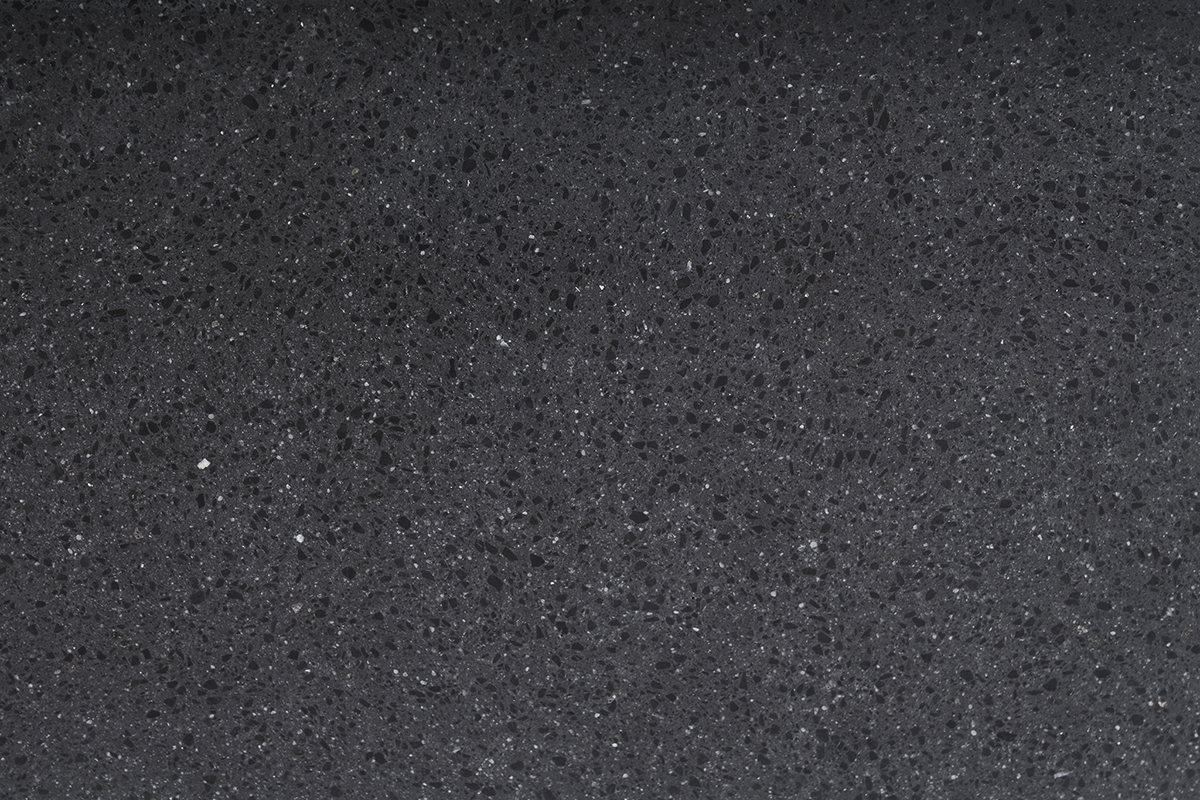 Quadratisches Waschbecken aus schwarzem Terrazzo, Nahaufnahme, mit mineralischer Textur und vielf�ltigen Nuancen.