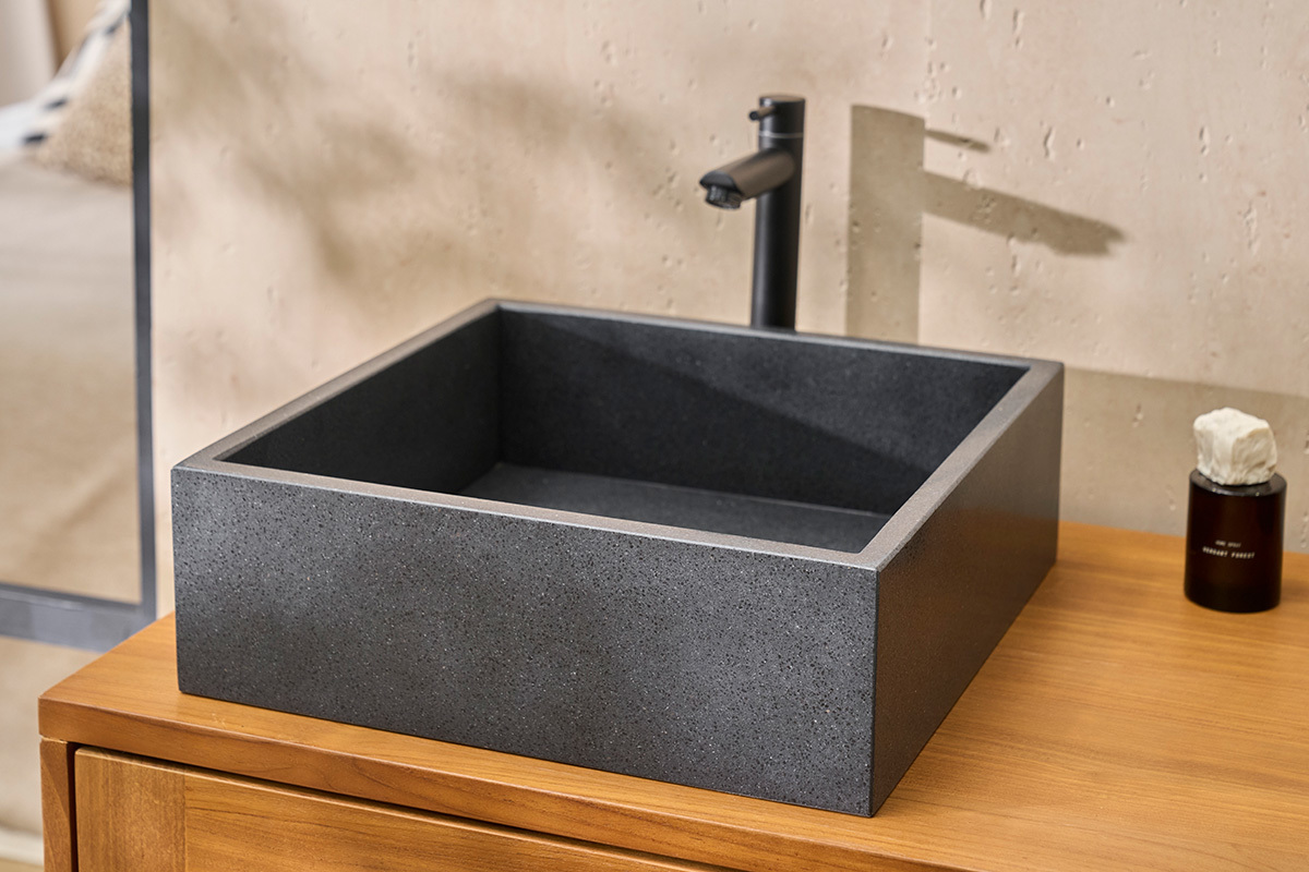 Quadratisches Waschbecken aus schwarzem Terrazzo L40 cm LOUSSA