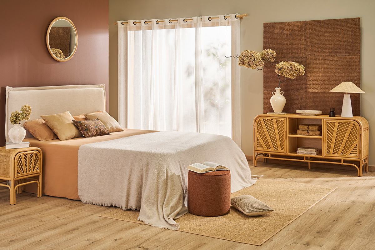 Rattanbuffet GALON mit 2 T�ren in einem dekorierten Zimmer.