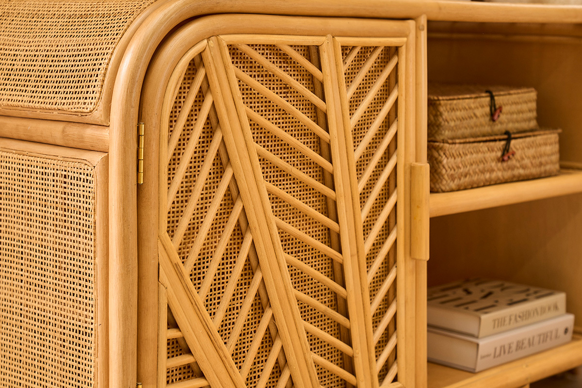 Detail des Vintage-Rattanbuffets GALON mit T�ren aus Geflecht und sichtbaren Regalen.