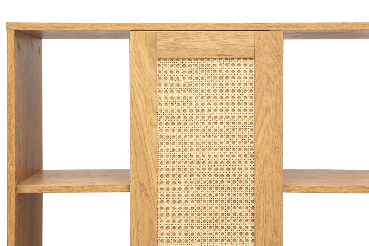 Nahaufnahme von hellem Holzbcherregal mit Rattangeflecht, sichtbare Regale.