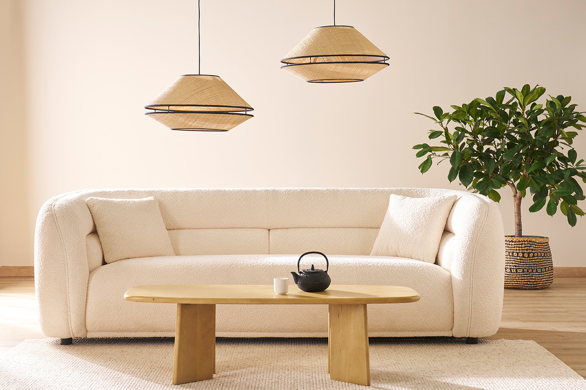 Massivholz-Couchtisch vor einem Sofa in einem modernen Wohnzimmer.