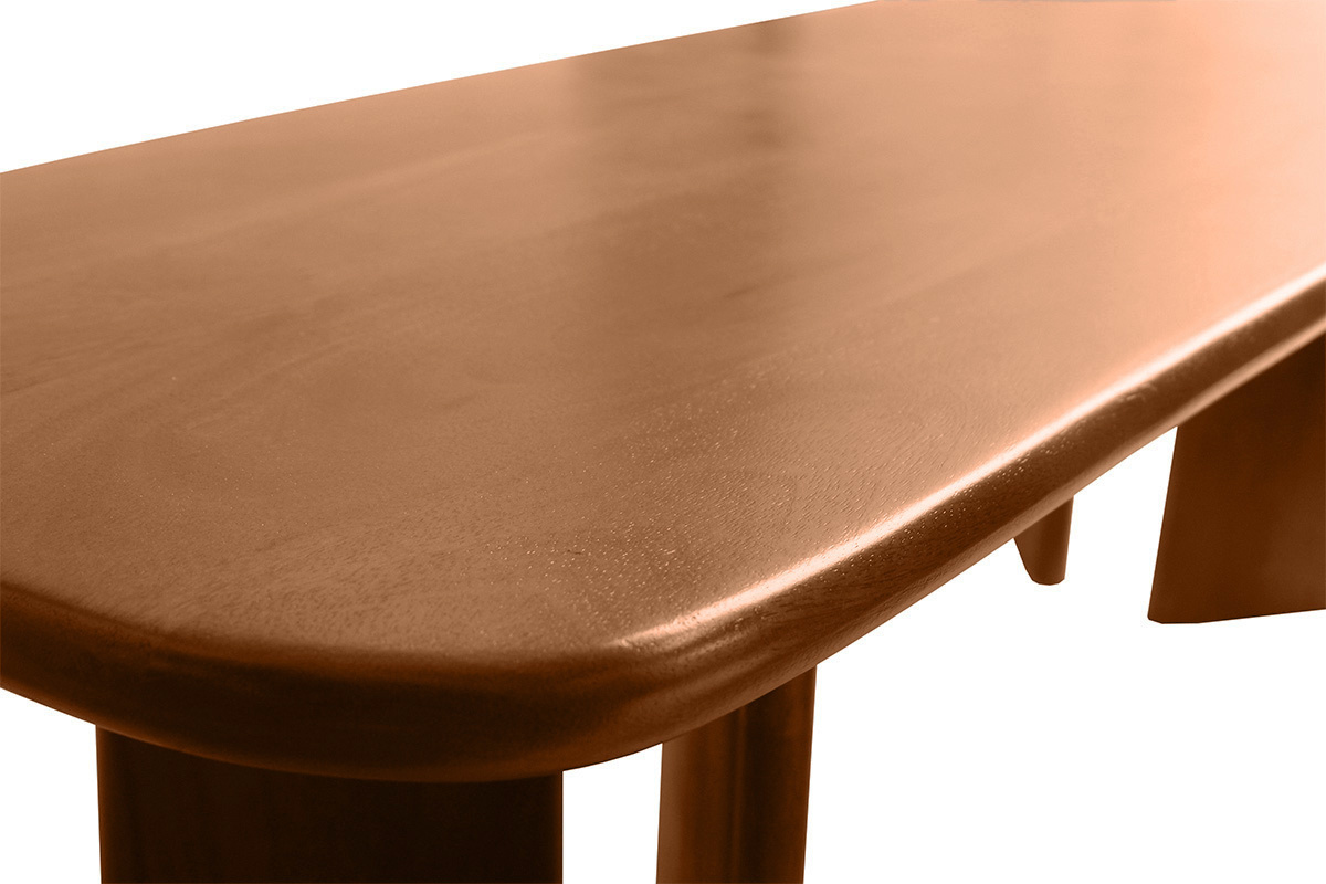 Niedriger Tisch SOTA aus massivem Mangoholz, Nahaufnahme der abgerundeten Tischplatte.