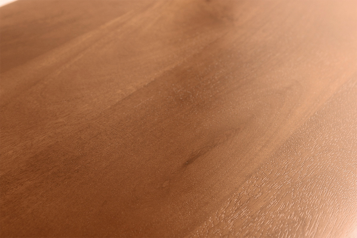 Nahaufnahme der massiven, gefrbten Mangoholzplatte des SOTA Couchtisches.