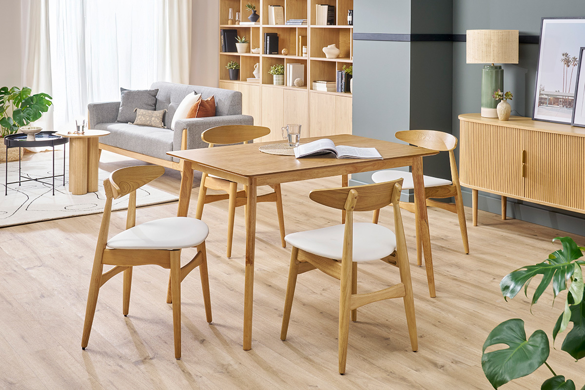 Rechteckiger Esstisch ELION aus hellem Holz mit St�hlen in einem modernen Interieur.