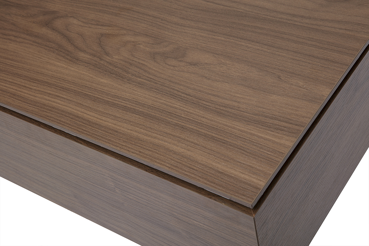 Nahaufnahme des hhenverstellbaren Couchtisches in Walnussholz-Finish.