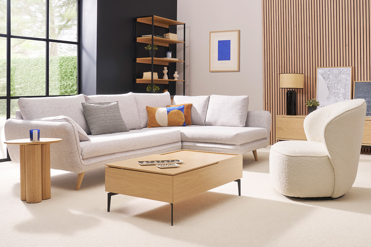 Hebbarer Couchtisch SEDA aus Holz mit schwarzem Metallgestell in einem modernen Wohnzimmer.