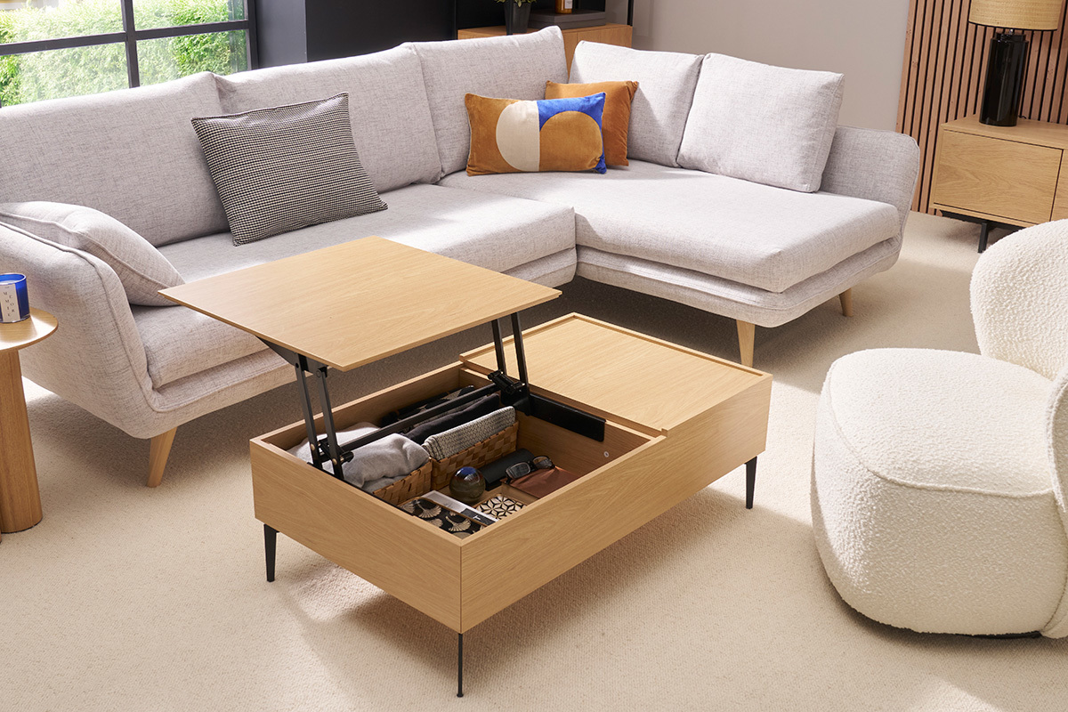 Hhenverstellbarer Couchtisch aus hellem Holz mit offenem Fach, sichtbaren Abstellflchen, in einem modernen Wohnzimmer.