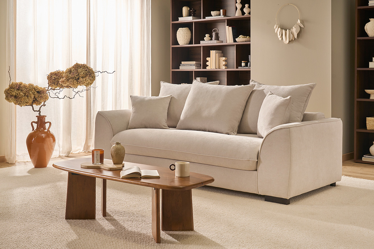 Rechteckiger Couchtisch aus massivem, gebeiztem Mangoholz, Vorderansicht mit Sofa und Accessoires.