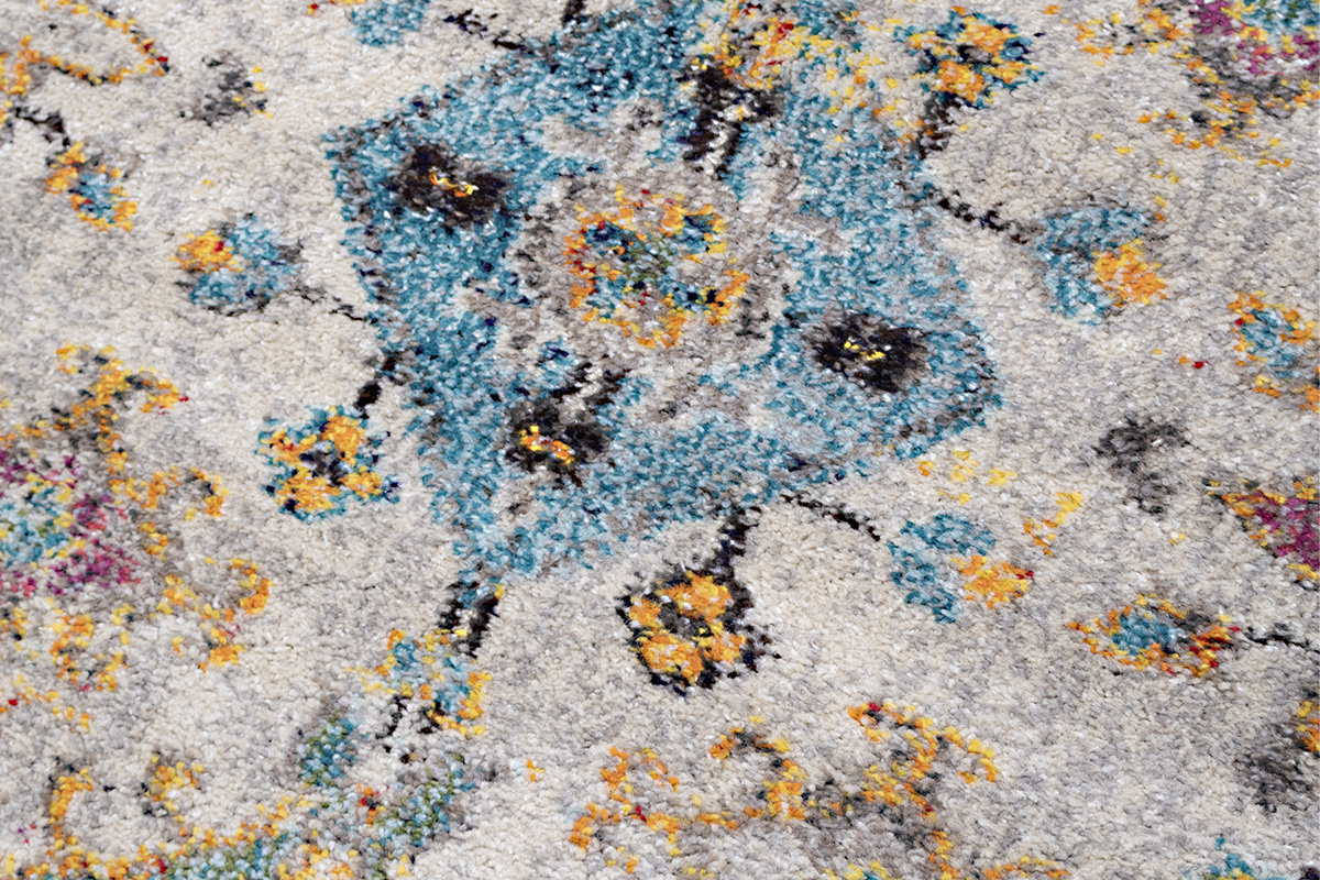 Nahaufnahme des mehrfarbigen Musters des rechteckigen Teppichs DULCE.