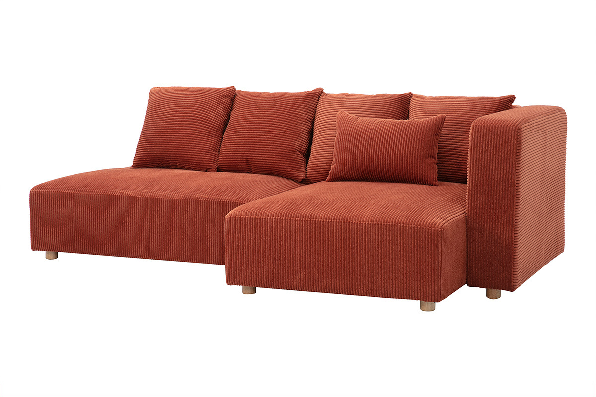 Rechtsseitiges Ecksofa f�r 3 Personen aus terrakottafarbenem Cordvelours mit weichen Kissen, 3/4-Ansicht.