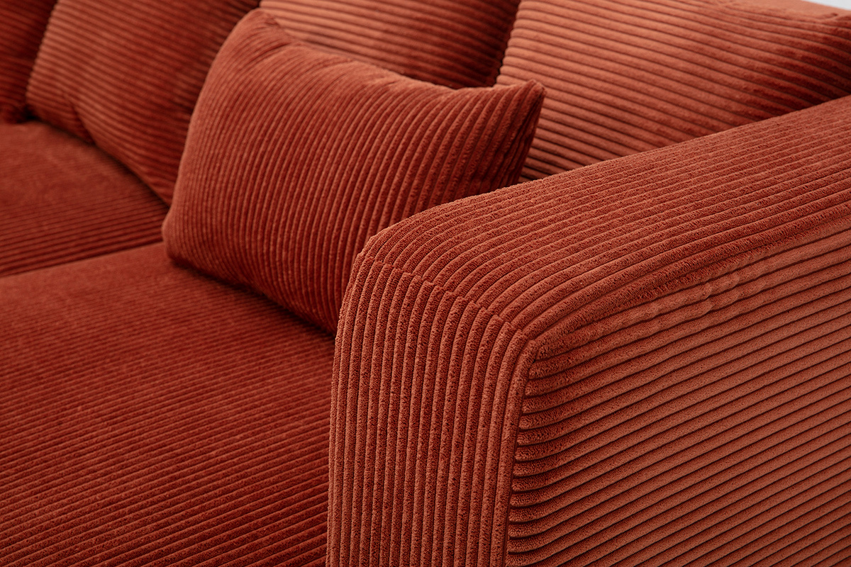Detail der rechten Eckcouch mit 3 Sitzpl�tzen aus terrakottafarbenem Cord-Samt, inklusive Kissen.