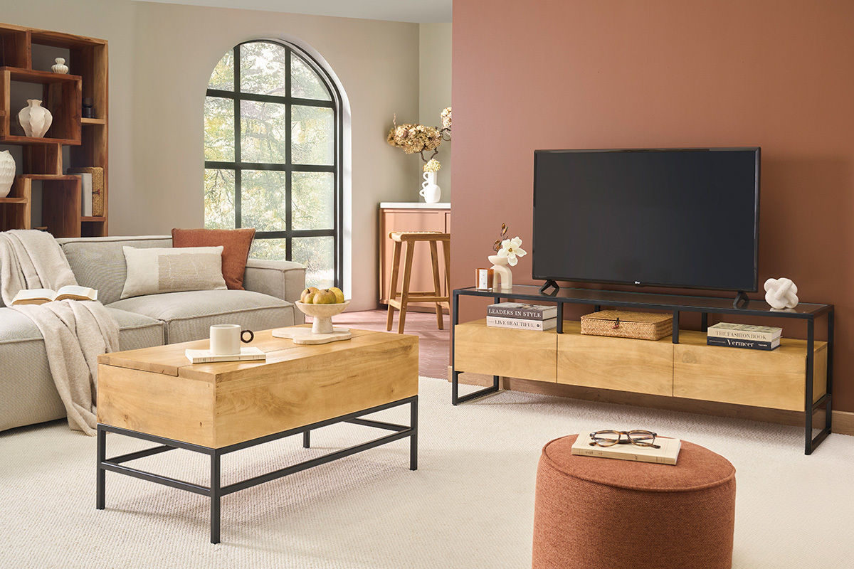 TV-M�bel aus Mangoholz mit Stauraum, Glas und schwarzem Metall, L150 cm, in einem modernen Wohnzimmer.