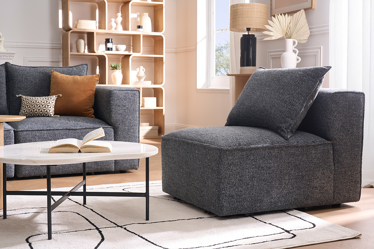 Rechtes KERRY-Modul aus grauem Stoff, Seitenansicht in einem modernen Wohnzimmer