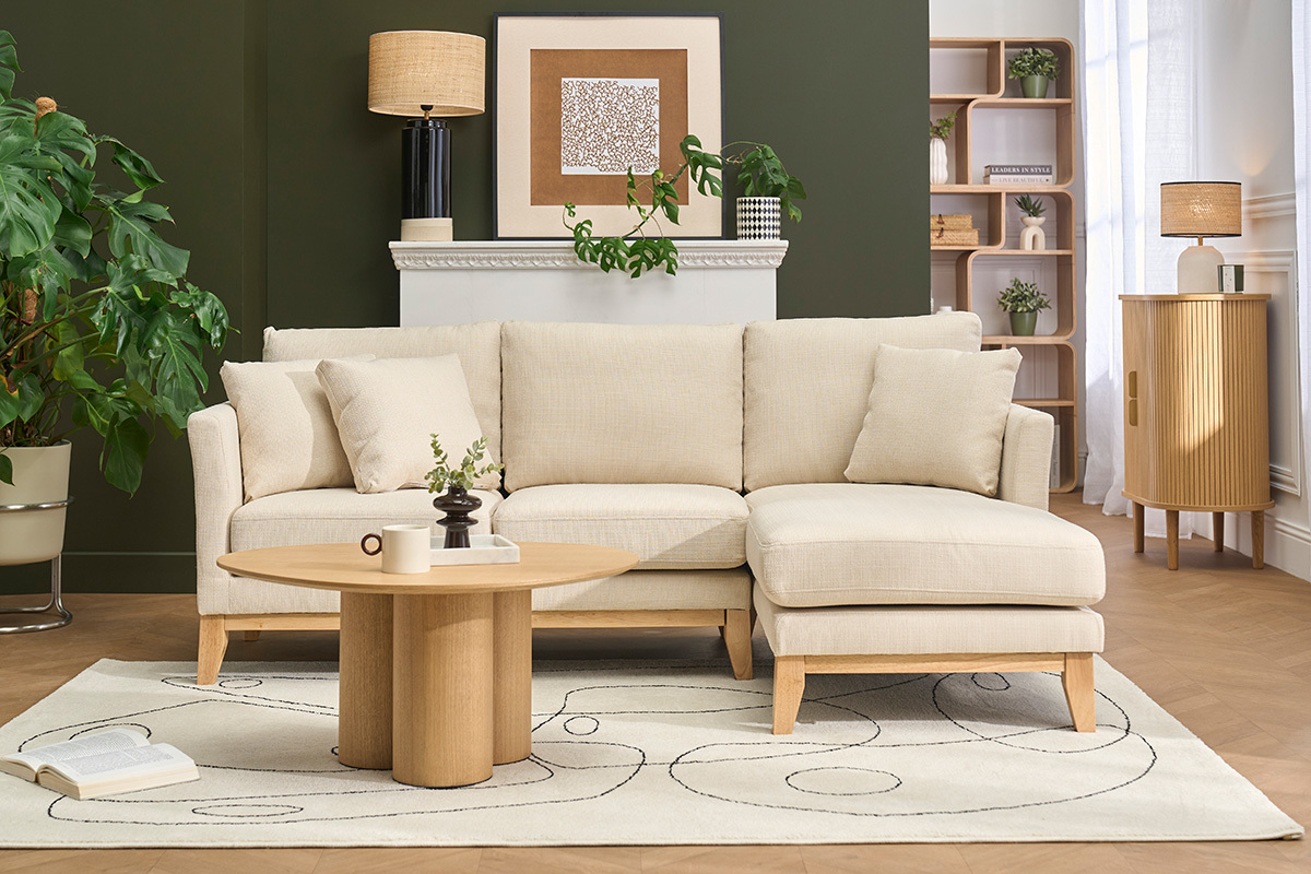 Rechtwinkliges, abnehmbares Ecksofa aus beigem Stoff f�r 4 Personen mit hellem Holzgestell, frontal.