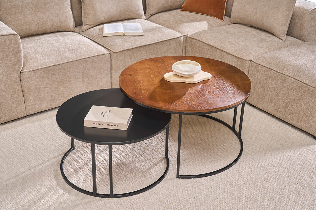Runde ineinanderstellbare Couchtische aus massivem gebeiztem Mangoholz und schwarzem Metall (2er-Set) TAHL