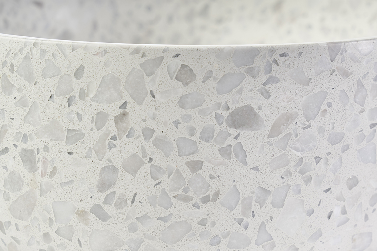 Rundes Terrazzo-Waschbecken in Grau, Nahaufnahme der mineralischen Details und Texturen