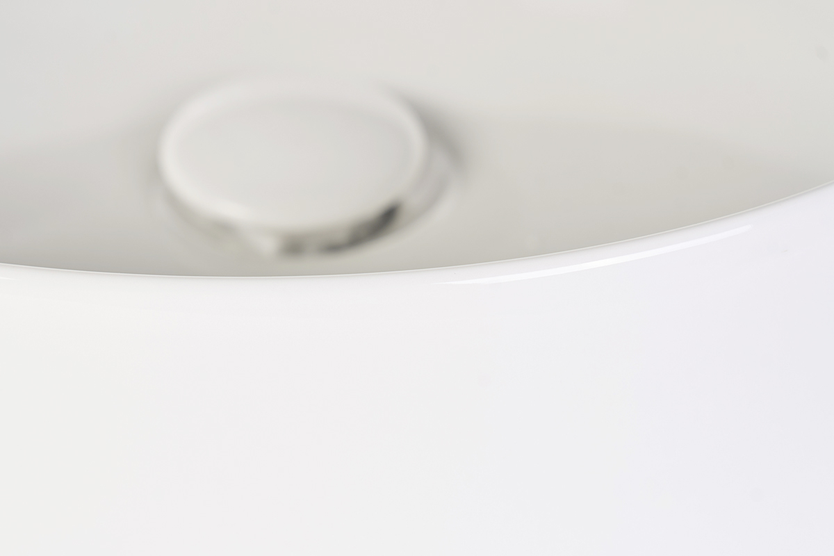 Rundes Waschbecken aus wei�er Keramik mit 40,5 cm Durchmesser, Nahaufnahme des Randes und des Ablaufs.