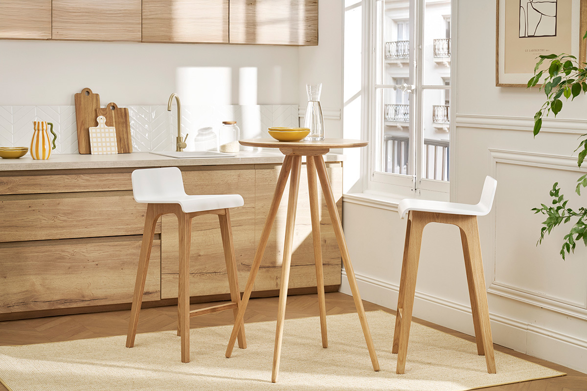Runder Bartisch aus Holz mit 60 cm Durchmesser und Hockern in einer modernen K�che.