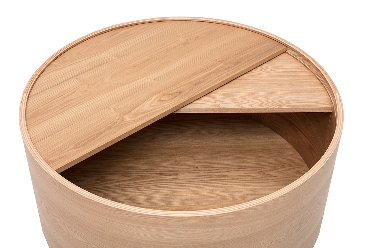 Runder Holztisch mit schwenkbarer Oberseite und sichtbarem Stauraum.