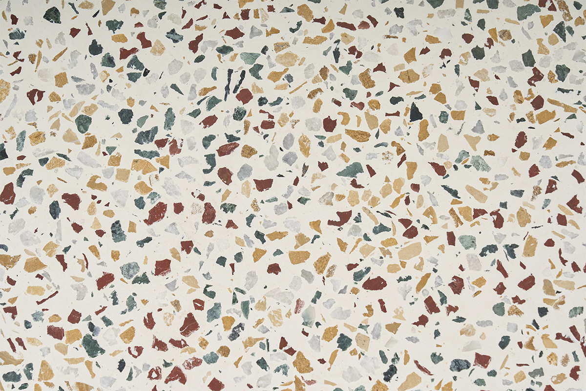 Detail des mehrfarbigen Terrazzo-Musters des runden Couchtischs NESSA.