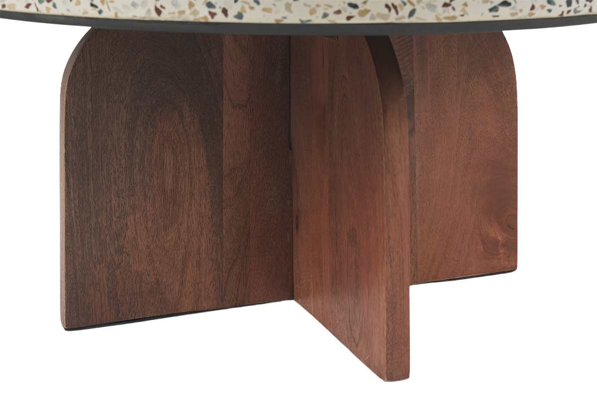 Dunkle Mangoholz-Basis des runden NESSA Couchtisches mit Terrazzo-Platte.
