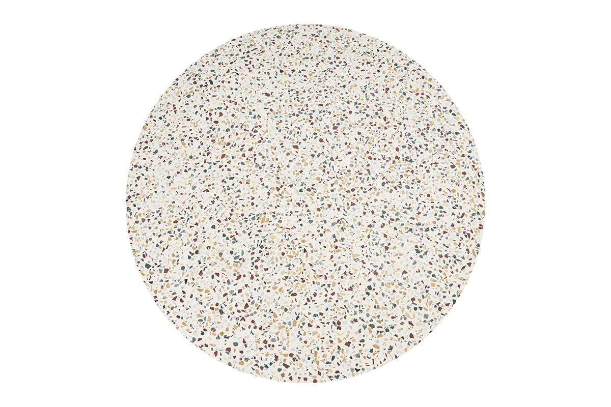 Runder Terrazzo Couchtisch von oben gesehen, mit bunten Mustern.