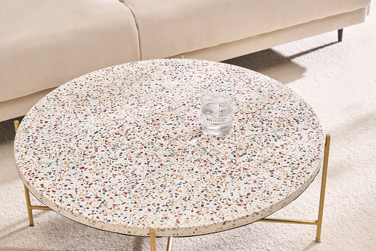 Runder Couchtisch aus Terrazzo und goldfarbenes Metall D81 cm MEZZO