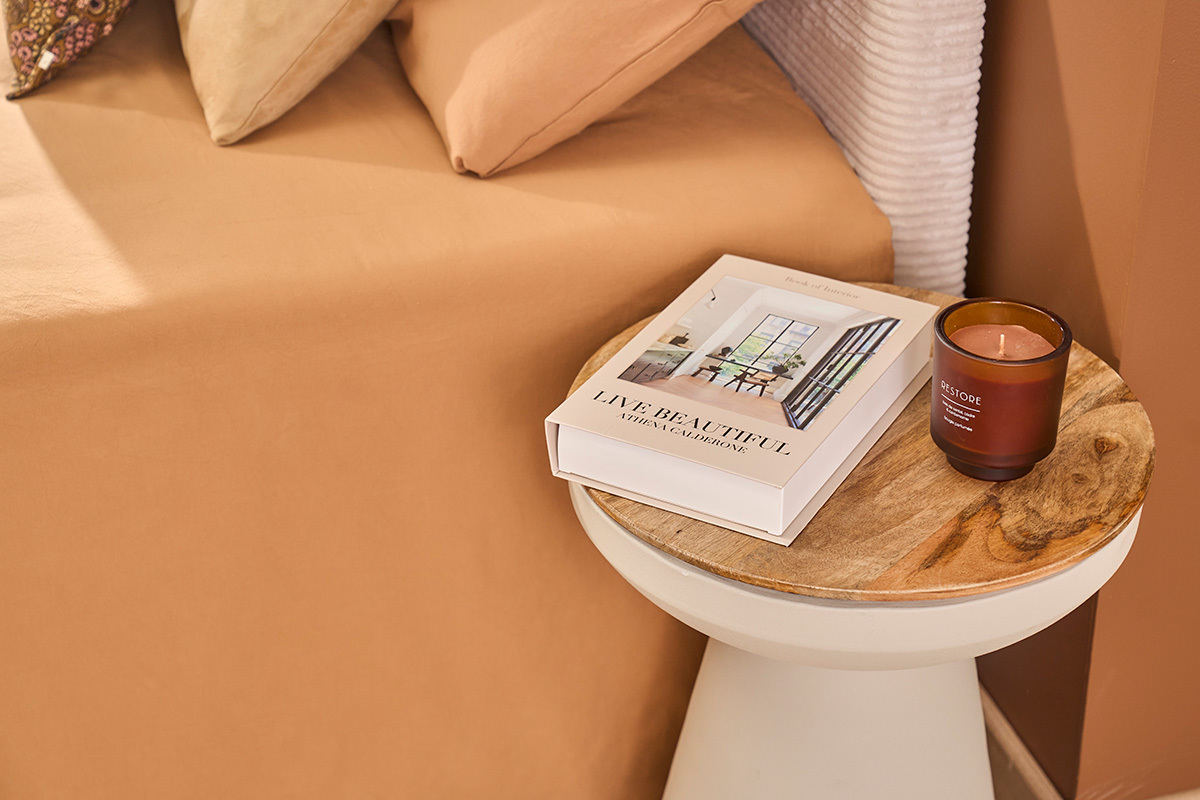 Runder Design-Beistelltisch mit Ablage aus hellbeigem Metall und massivem Mangoholz H52 cm TAM