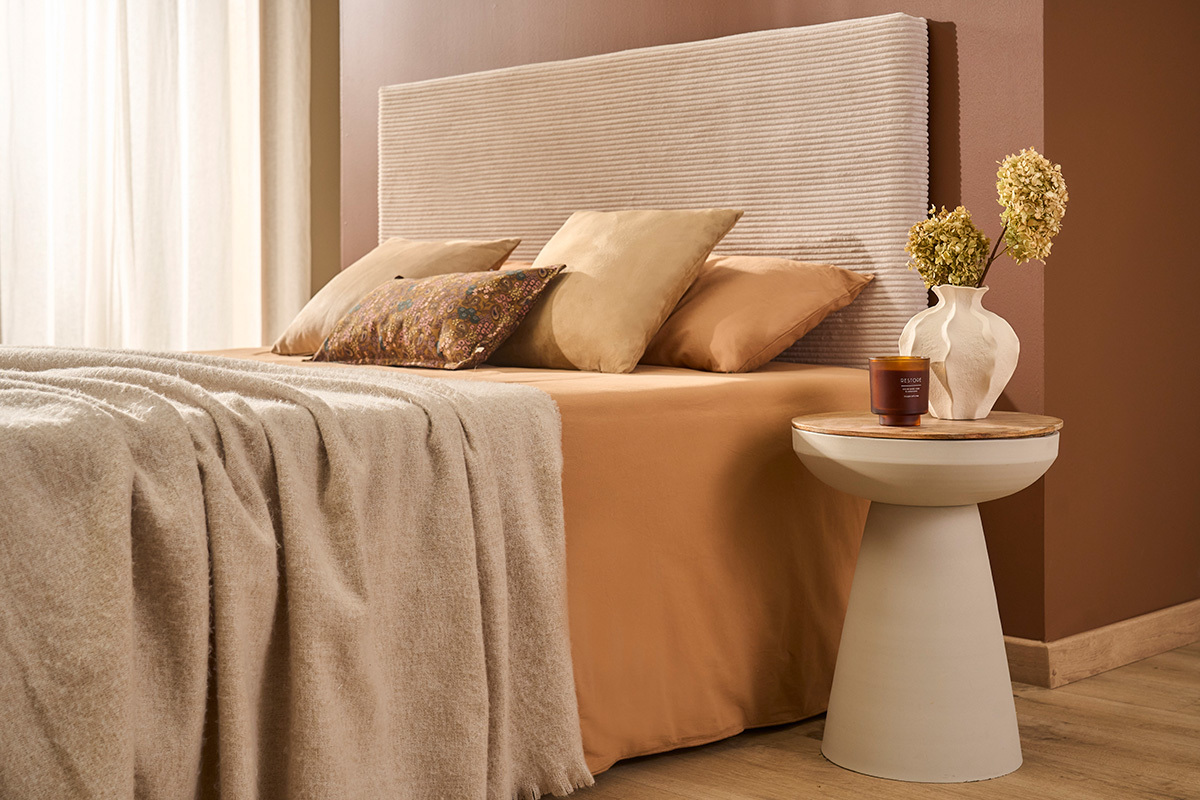 Runder Design-Beistelltisch mit Ablage aus hellbeigem Metall und massivem Mangoholz H52 cm TAM